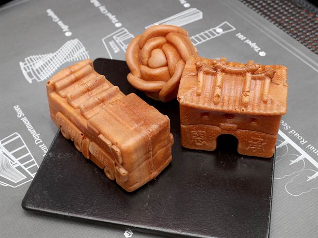 台北市双层观光餐车首季餐点与「红玉满赤心鸡蛋糕」合作推出北市北门（承恩门）造型的鸡蛋糕。(郑任南摄）