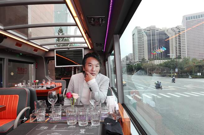 台北市双层观光餐车9日正式上路，特别打造的车身用餐区搭配大型窗户的视野，提供民眾用餐或喝下午茶最温馨的角落。(郑任南摄）