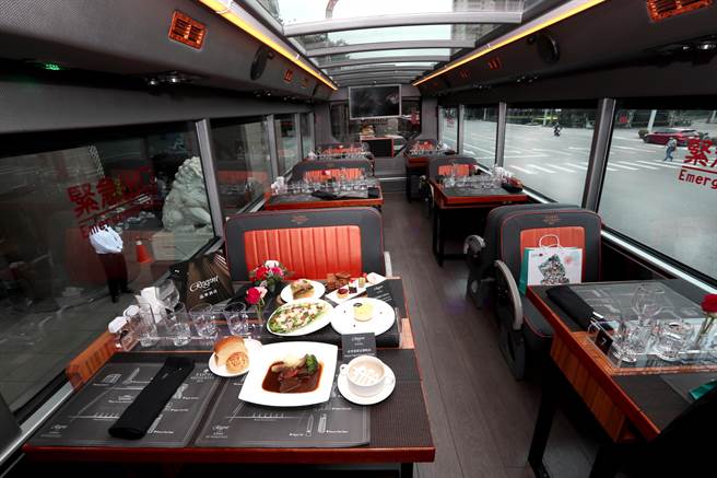 台北市双层观光餐车9日正式上路，特别打造的车身用餐区搭配大型窗户的视野，提供民眾用餐或喝下午茶最温馨的角落。(郑任南摄）