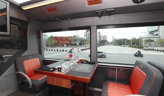 台北市双层观光餐车9日正式上路，特别打造的车身用餐区搭配大型窗户的视野，提供民眾用餐或喝下午茶最温馨的角落。(郑任南摄）