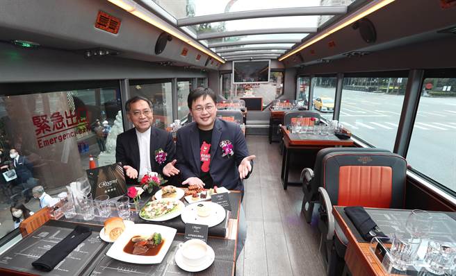 台北市双层观光餐车9日正式上路，臺北市副市长蔡炳坤(左)与观光传播局局长刘奕霆(右)上车体验全新的用餐方式。(郑任南摄）