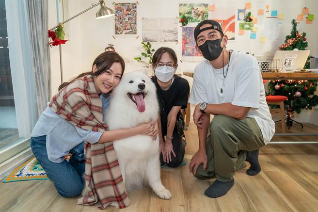 《莉莉安的礼物》女主角曾莞婷（左起）、狗医生耶鲁、导演简嫚书、制作人修杰楷。（TVBS提供）