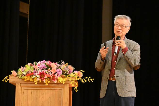 行政院前院长陈冲今天在国立东华大学演讲，分享他亲身经歷1997年、2008年两次国际金融灾变。(主办单位提供)