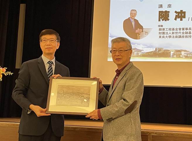 东华大学副校长朱景鹏代表校长赵涵捷致欢迎词，感谢陈冲分享臺湾金融故事点滴及新时代的金融变局。(主办单位提供)