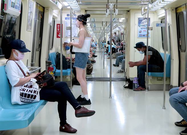 香港大学团队研发出的不銹钢材质，可以杀死附着于表面的新冠病毒、流感病毒与大肠杆菌，可以用于公共交通工具与车站公共场所门把扶手防止病毒传染，也能使用于公用食器。该项成果是全球首创，正在申请专利。（图／粘耿豪摄）