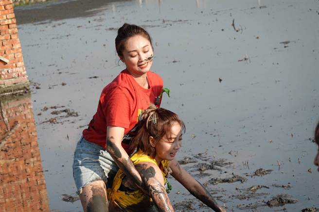 张文绮与篮篮泥巴田大对决。（民视提供）