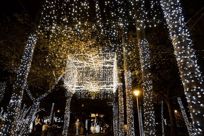 漫步信義商圈，可見到許多唯美的璀璨燈飾和夢幻的耶誕樹，讓整個街區洋溢著浪漫的耶誕氣息。（攝影／高讚賢）