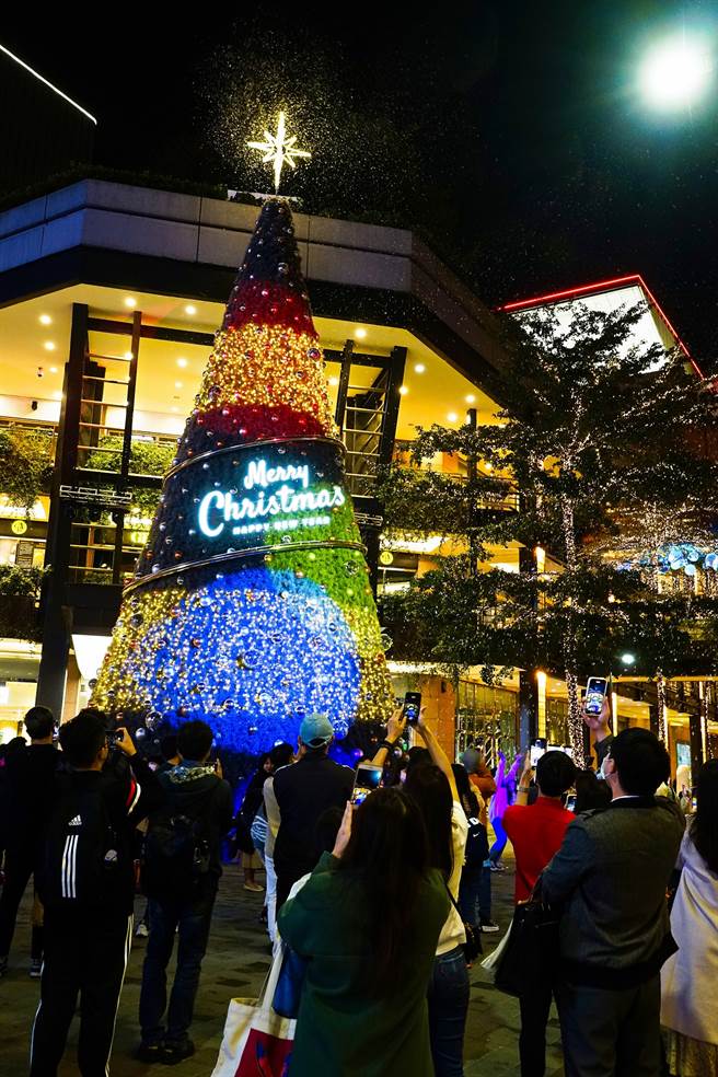漫步信義商圈，可見到許多唯美的璀璨燈飾和夢幻的耶誕樹，讓整個街區洋溢著浪漫的耶誕氣息。（攝影／高讚賢） (2)