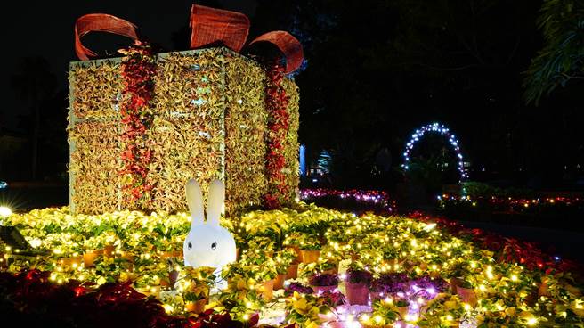 台北自來水園區每年到了耶誕節，都會布置耶誕造景及燈飾，並在自來水博物館前方的空地安排浪漫的燈光展演。（圖／台北自來水園區） (2)