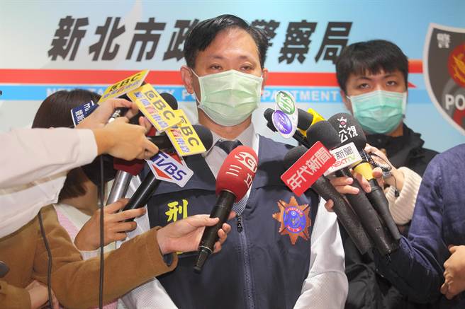 新北市永和区大排水沟日前发现1具头颅与四肢都被切除的遗体，永和分局经过滤大量沿途监视器影像，锁定54岁符姓男子涉案，警方8日晚间逮捕符嫌，侦查队长李志祥（中）9日说明最新侦办进度与方向。（张铠乙摄）