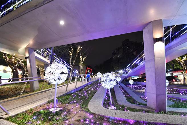 捷運中山站2 號出口旁，以淡紫色燈飾為四周營造浪漫魔幻的氛圍。（攝影／許宜容）