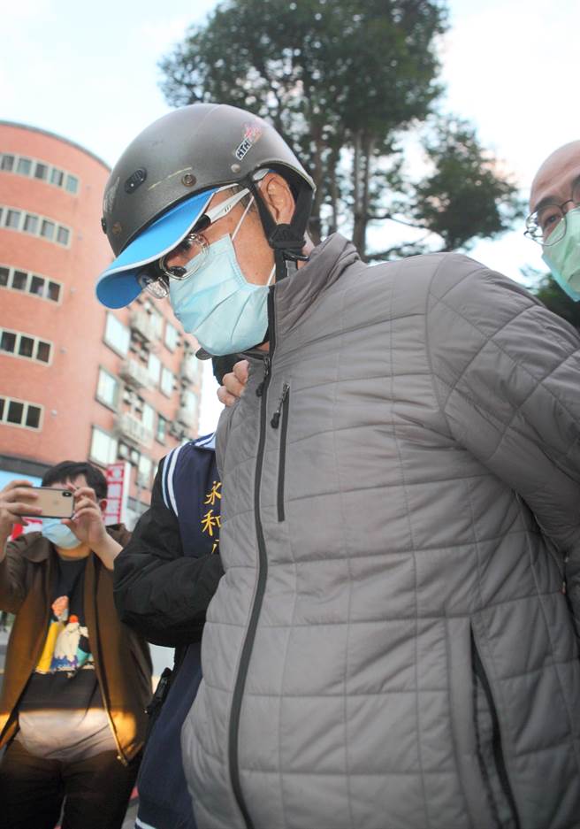 54岁符姓犯嫌（中）上月28日杀害84岁父亲，不仅伴尸长达9天更残忍肢解弃尸，警方8日循线逮捕，9日解送符嫌到新北地检署。（张铠乙摄）