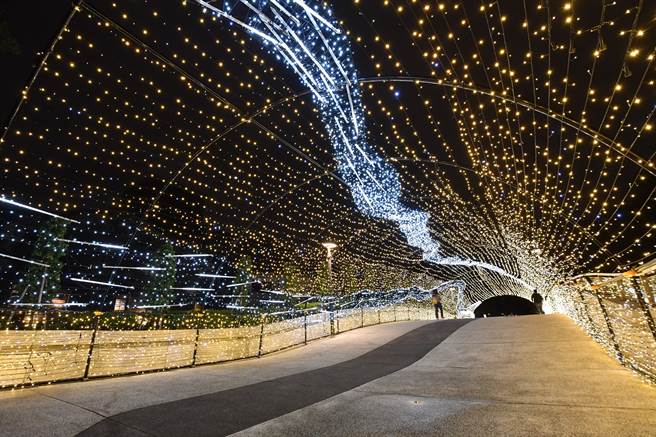 心中山線形公園的「星河之廊」主題燈飾十分浪漫唯美，漫步其中彷彿走入夢幻童話世界。（攝影／許宜容）