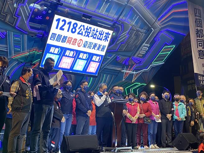 国民党「公投大家挺 台湾谢谢你」新庄宣讲人潮满满，蒋根煌痛批民进党很恶质。（戴上容摄）