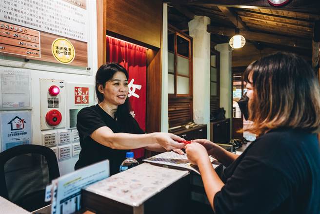「瀧乃湯」親切地提供客人明確的泡湯指引與說明，讓新舊顧客都能自在舒適地享受北投暖湯。（攝影／張晋瑞）