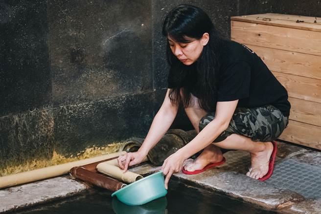 新手需要先拿小盆子練習，以便掌握溫泉、冷水管的出水量，調節出合適的水溫。（攝影／張晋瑞）