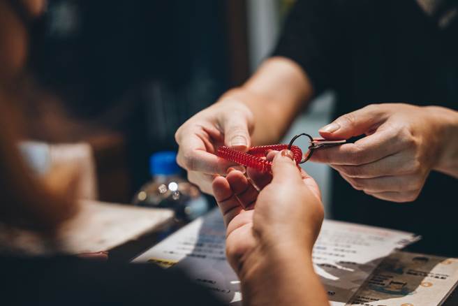 引進現代化管理措施，湯客需在櫃台報到後領取鑰匙進場。（攝影／張晋瑞）