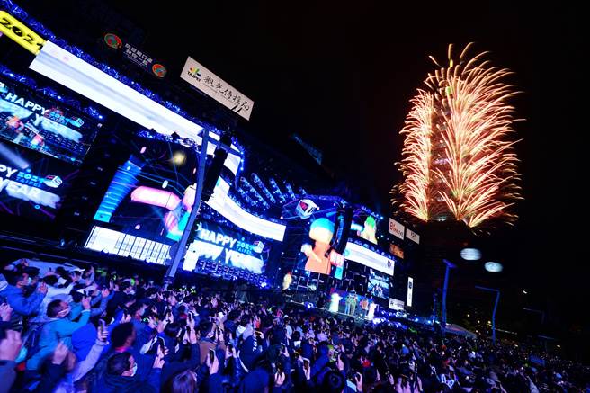 在一年的最后一天共聚台北市民广场，在观赏精彩表演后开心倒数，于灿烂烟火中喜迎新年。（摄影／高讚贤）