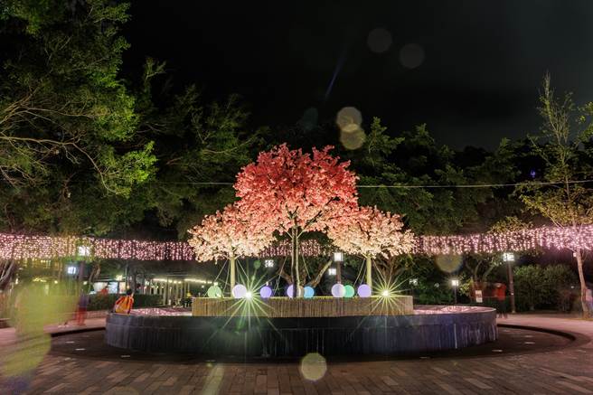 台北跨年灯饰精彩亮灯，即日起在北投、信义等6 区都能看见亮丽吸睛的装置灯饰。（图／台北市观光传播局） (2)