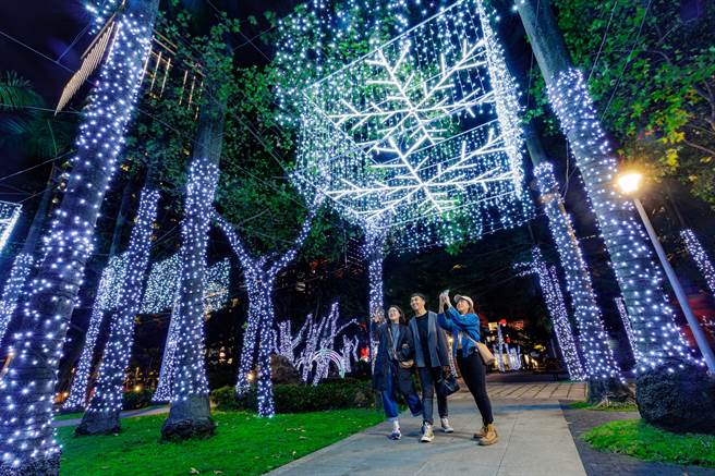 台北跨年灯饰精彩亮灯，即日起在北投、信义等6 区都能看见亮丽吸睛的装置灯饰。（图／台北市观光传播局）