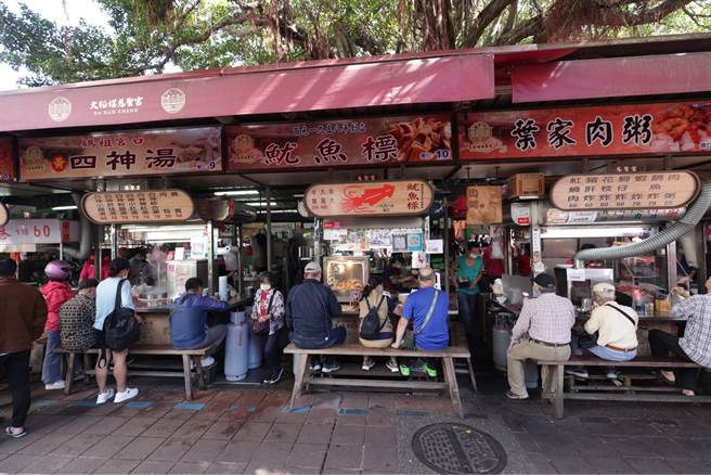 大稻埕慈圣宫前一早就聚集熟门熟路的饕客，以各种经典早餐开启一天的活力。（摄影／林冠良）