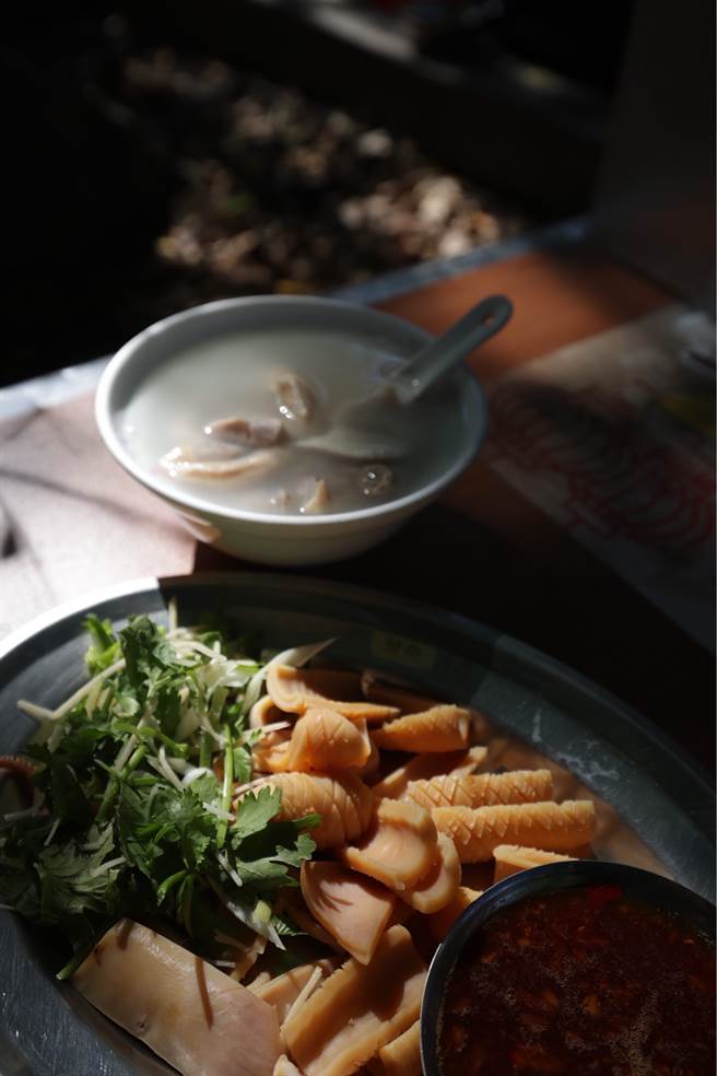 大稻埕慈圣宫前一早就聚集熟门熟路的饕客，以各种经典早餐开启一天的活力。（摄影／林冠良） (2)