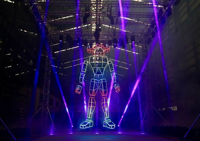 高6 公尺的主灯「NEW」会随着灯光、音乐变换舞步动作，是灯节史上首座会跳舞的主灯。（图／台北市观光传播局）