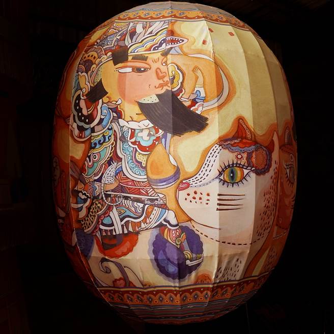 在艺术家的创意下，打造了可爱、表情逗趣的「门神保平安大灯笼」，是八宝灯区的趣味看点之一。（图／台北市观光传播局）