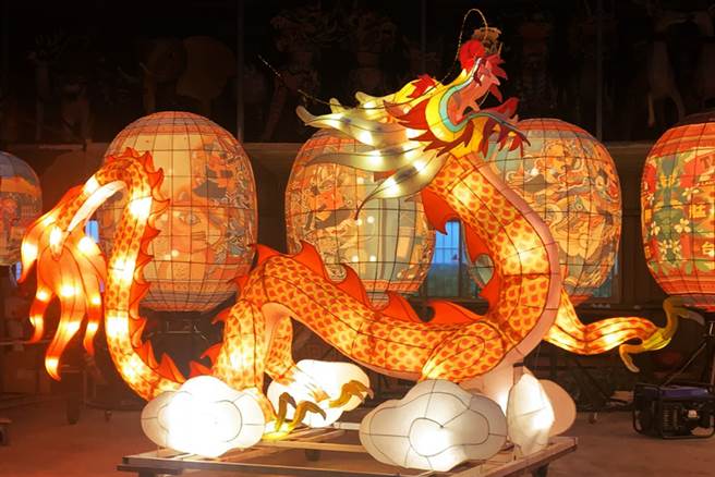 艋舺地区五大宫庙的灯饰也深具可看性，其中艋舺清水巖祖师庙以广场龙柱的蟠龙为灵感打造花灯车，期盼脚踏祥云的神龙为地方带来平安。（图／台北市观光传播局）