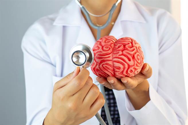 腦幹出血中風7年後，經顱磁刺激治療，從無法生活自理到做早餐給太太吃。(示意圖/Shutterstock)