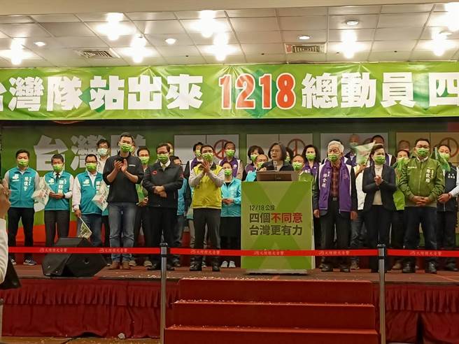   蔡英文總統9日晚間親赴宜蘭向支持者宣傳反對四項公投案的立場。（胡健森攝）