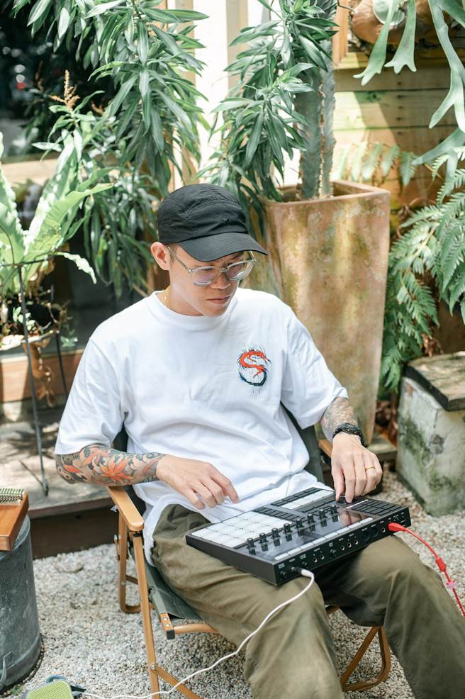 台湾Finger Drumming 代表人物，擅长将电子乐注入生活中的各式场景，同时也是「黑熊部落」音乐祭创办人之一。（摄影／林后骏）