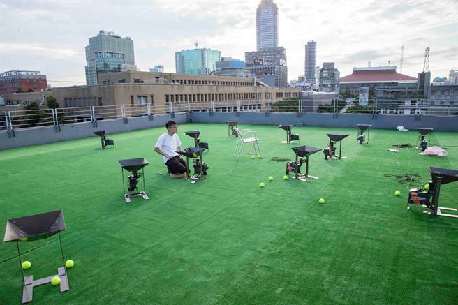 在「台北国际艺术村」的顶楼空间举办派对，参加者可感受台北辽阔的天际。（图／台北国际艺术村）