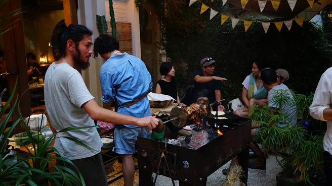 「Costumice Café 」户外庭院的小巧空间，让参加者彼此交流更密切。（图／ Costumice Café）