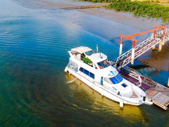 可容纳约30 多人的「女神游艇」适合三五好友相约开设小型派对。（图／女神游艇）