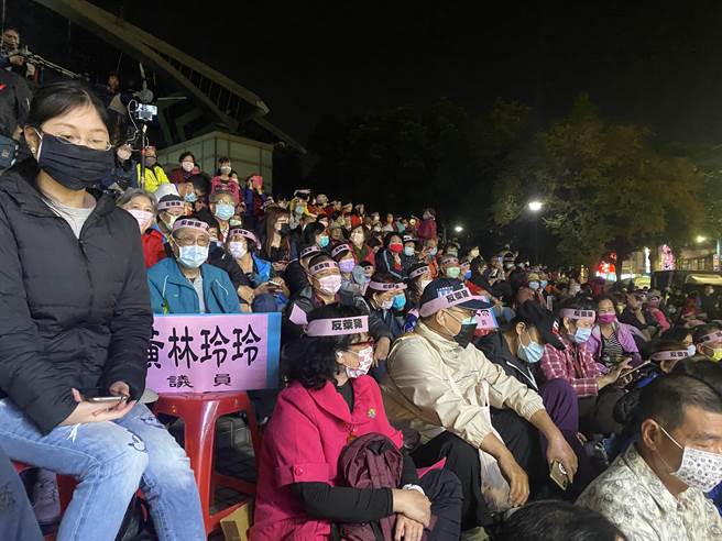 国民党「公投大家挺台湾谢谢你」新庄公投宣讲活动吸引满满人潮（戴上容摄）