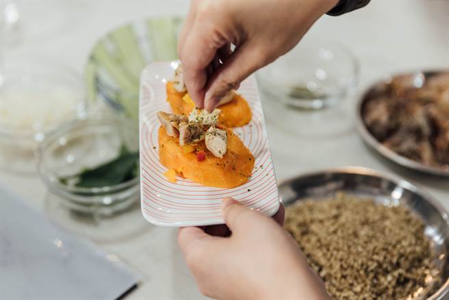 「香草红薯嫩鸡」以地瓜厚片为基底，佐以鸡肉及甜椒丁，模仿法式餐前麵包的口感。（摄影／林冠良）