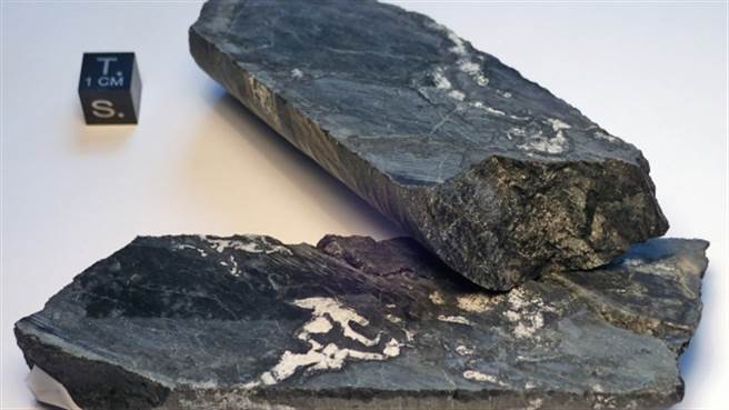 外表黑呼呼的鈾礦石。(圖/維也納自然歷史博物館)