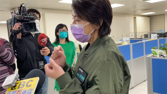 北市副市長黃珊珊晚間前往南港健康服務中心慰勞同仁。（北市府提供／楊亞璇台北傳真）