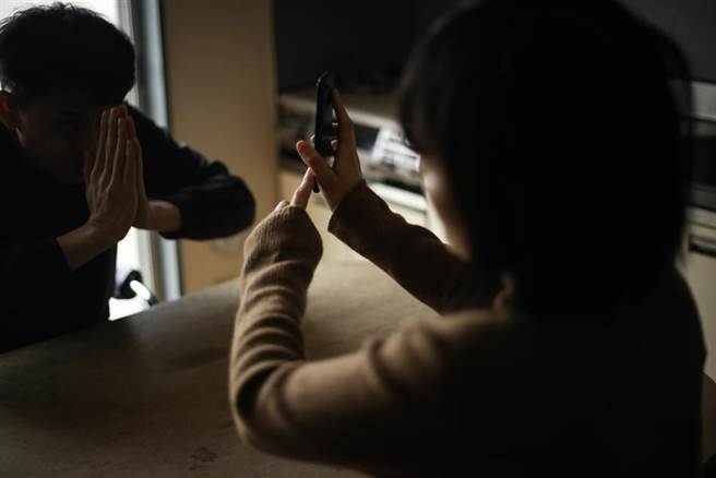 北市一名年轻男子侵犯女友母亲还用手机录影。（示意图，达志影像/shutterstock）