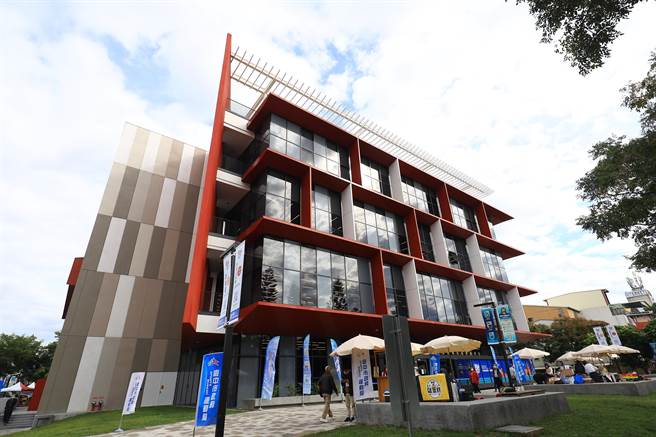 台中市潭子国民暨儿童运动中心日前启用，成为台中市第6座国运中心、第3座儿运中心，让民眾享受运动的快乐。（台中市府提供／卢金足台中传真）