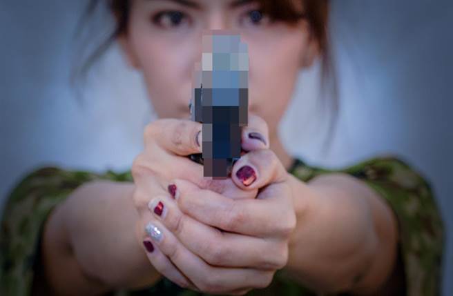 美国一名女子进入麦当劳没戴口罩，遭店经理掏枪威吓，让台湾网友十分感慨。（示意图，非当事人。达志影像/shutterstock）