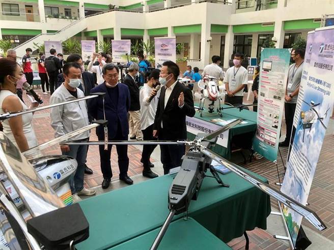 雷虎科技总经理苏圣杰(前排右1)，9日向嘉义县长翁章梁(前排左2)，介绍公司与中华电信合作开发的「T-200天眼5G转播无人机系统」等产品。图／雷虎提供