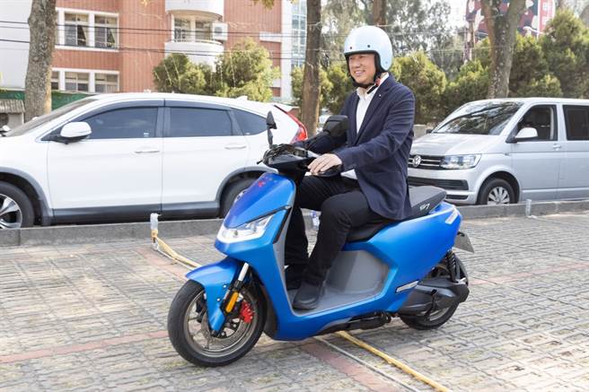 杨镇浯县长在亲自试乘了光阳电动车后，大讚光阳在技术研发上的成熟，以及电动车使用上的便利性（图／光阳提供）