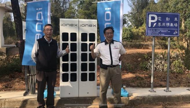 金门国家公园管理处处长郑瑞昌（左）表示，这六处充电站分布于大、小金门的五个行政区，以及大金门的中心地段（图／中时新闻网摄）