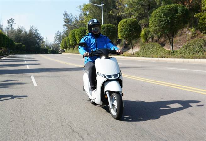 KYMCO Ionex率先响应金门县政府低碳岛政策，邀民眾一起前进金门，「换电自由行」（图／中时新闻网摄）