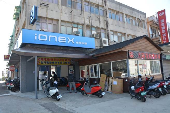 而相较油车，今年的二轮电车市场整体表现还算不错，占比从去年的9.9%，提升至11.2%。图为光阳iONEX 3.0专卖店。（图／光阳提供）