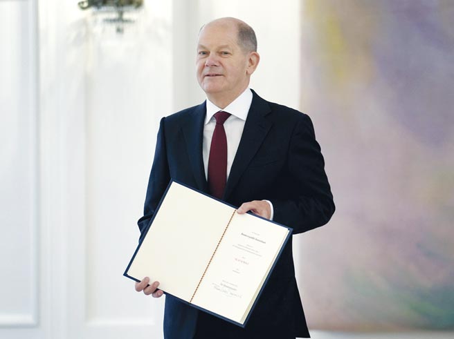 德国社民党党魁萧兹出任新总理，为梅克尔长达16年的执政正式画下句点。图／美联社