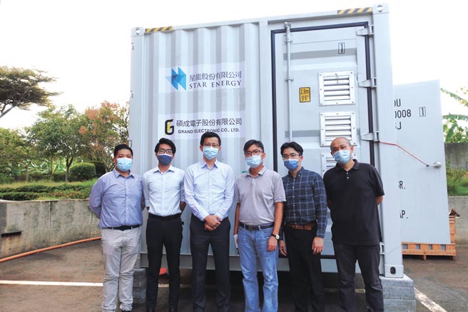 硕成电子总经理季振兴（左三）带领其研发技术团队，展现硕成储能系统实际操作之实力，未来将与勤美集团副总曹嘉仁（右三）旗下金属成型事业部合作，落实能源永续，成为全台首家将储能系统导入用电大户之企业。图／利汉民