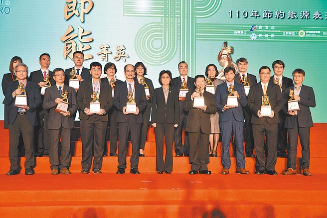 經濟部主任秘書陳怡鈴（前排中）頒發銀獎獎座給17家獲獎單位。圖／黃台中